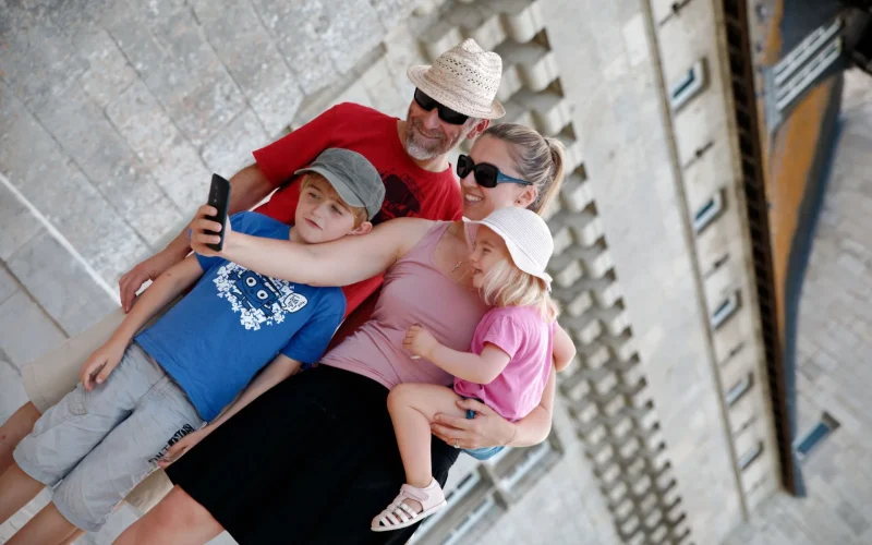 Famille devant le chateau de Sully-sur-Loire