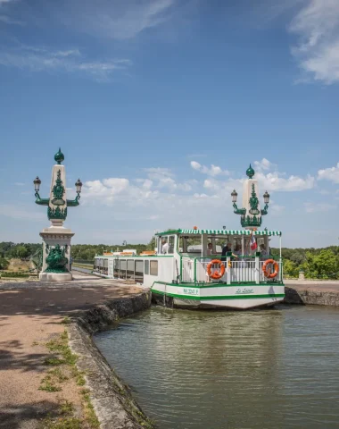 Bateau promenade sur le Pont canal de Briare