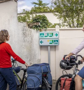 Cyclistes devant panneaux La Loire à Vélo