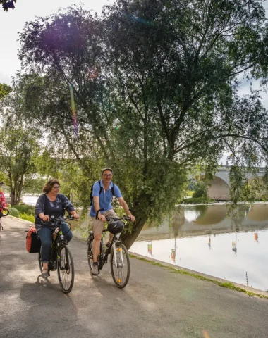 Cyclistes sur les quais de Loire à Tours